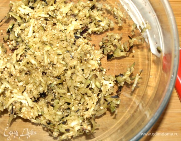 Вес овощей указан в подготовленном виде. Духовку разогреваем до 180ºС. Овощи очистить, удалить плодоножки, у перца удалить семена и перегородки. Баклажан натереть на средний терке.