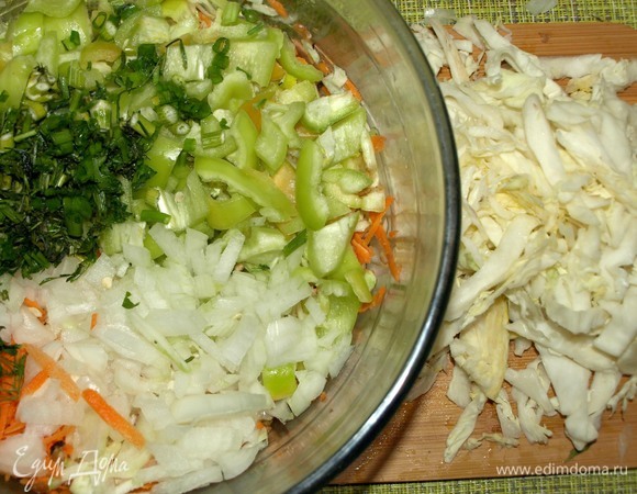 Морковь, кабачок натереть на средней терке, зелень мелко порубить. Лук и болгарский перец мелко нарезать. Капусту нашинковать.