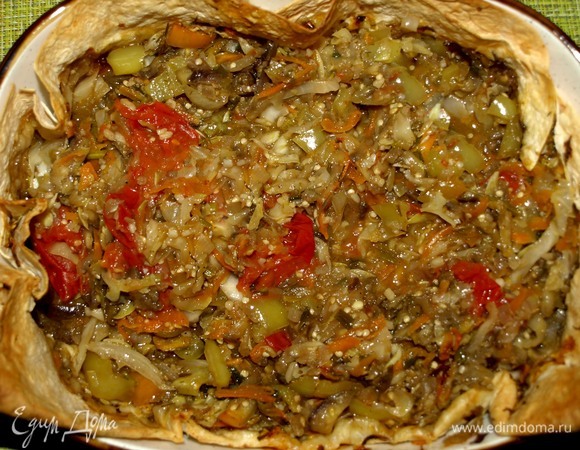 Достаем готовое блюдо. Помидоры черри придавливаем. Перемешиваем с остальными овощами. Блюдо готово. Подать можно с молодым отварным картофелем.