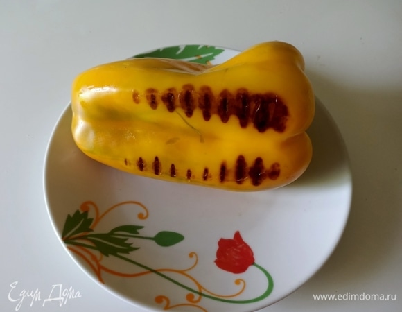 Перец обжарить на гриле или сварить в подсоленной воде в течение 8–10 минут, главное — не переварить, а то он потеряет форму.