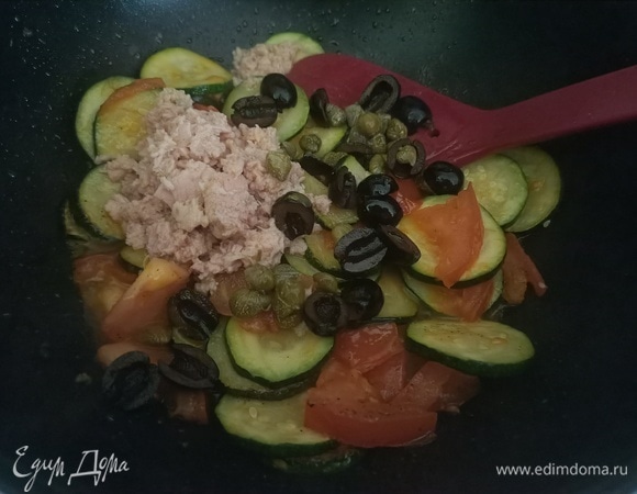 Убрать чеснок, добавить нарезанные помидоры (желательно черри), тунец, оливки и каперсы. Посолить, поперчить, подержать овощи на огоне пару минут, затем выключить.