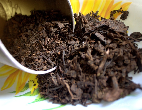 Я его заранее раскалываю ножом на кусочки и храню в банке из-под чая.