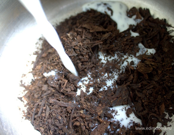 Насыпать в кастрюльку или чайник горсть чая, залить молоком.