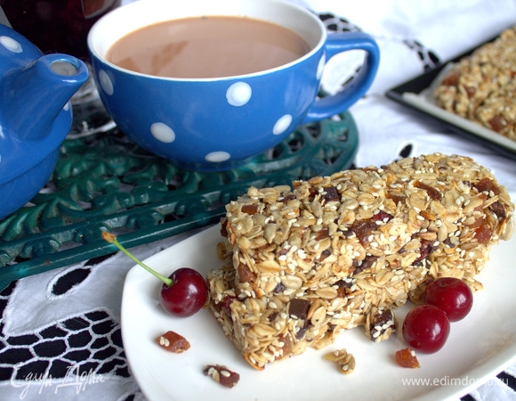 Я подавала с брусничным вареньем и с овсяными батончиками: https://www.edimdoma.ru/retsepty/145771-ovsyanye-batonchiki.