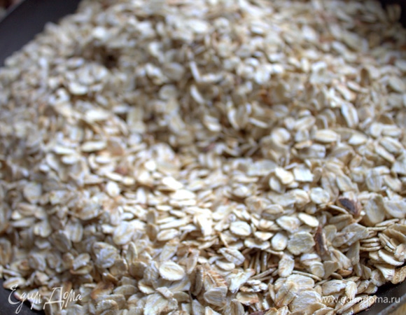 Овсяные хлопья поджарить на сухой сковороде. Здесь овсянка трехминутной варки.