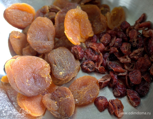 Курагу или чернослив измельчить.