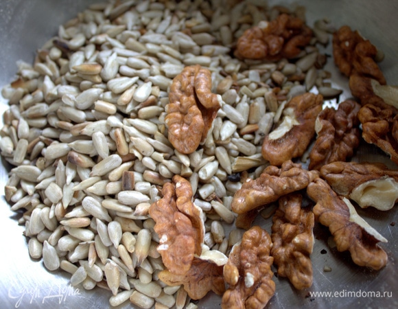 Семечки у меня были обжаренные. Покупаю очищенные и обжариваю.