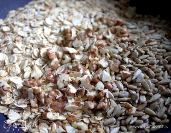 Всыпать орехи, семечки.