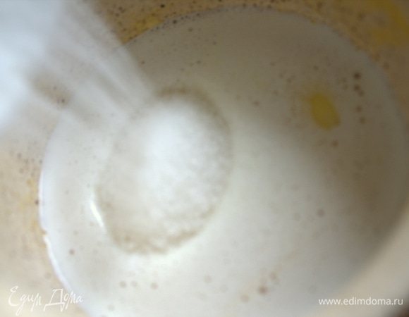 Размешать в масле сахар и соль.