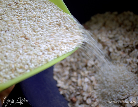 Кунжут тоже заранее обжариваю, так он лучше хранится и всегда под рукой.