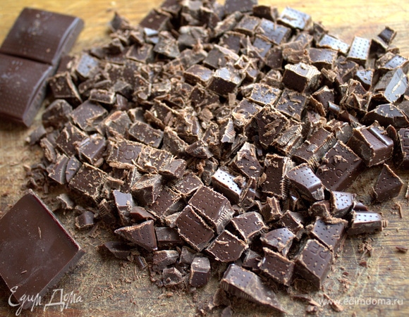 Порубить шоколад.