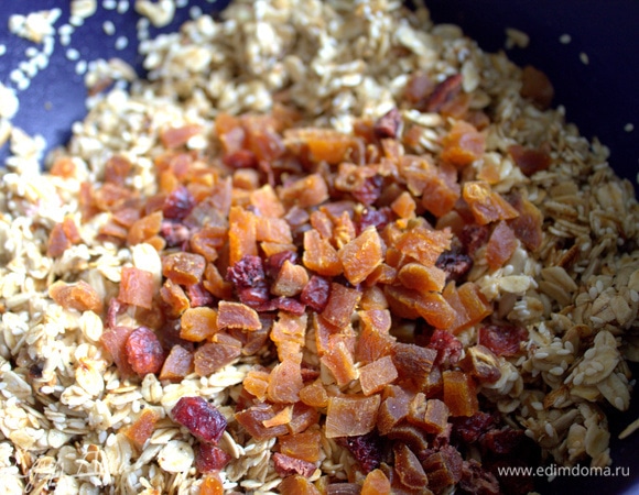 Добавить курагу и клюкву (или вишню).