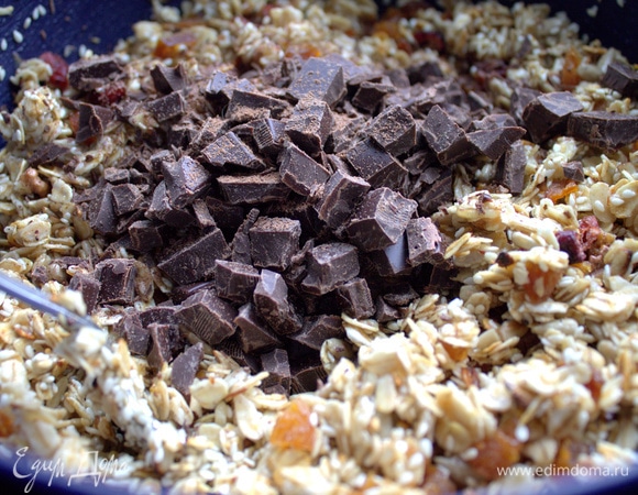 Пересыпать шоколад.