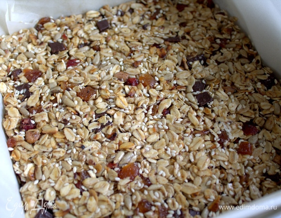 Утрамбовать в форму с пергаментом. У пергамента сделать края, чтобы потом удобно было достать изделие.