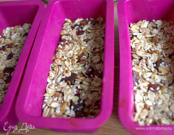 Остальное поместила плотно в силиконовые формочки.