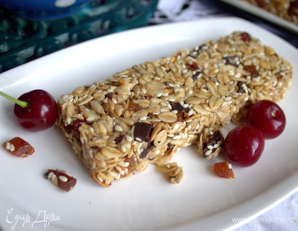 Сразу из холодильника батончики держат форму. Но, постояв на жаре, крошатся.