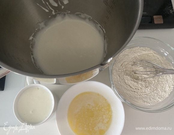 Яйца взбить миксером с сахаром в пышную пену. Добавить кефир комнатной температуры, еще раз взбить до однородности.