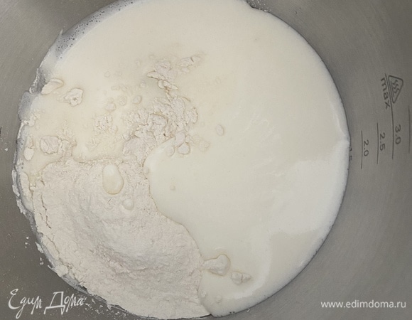 В отдельной миске смешать сухие ингредиенты (муку, соль, соду). Перемешать и просеять. Добавить сухие ингредиенты ко взбитой массе и еще раз взбить до однородности, чтобы не было комков. В последнюю очередь добавить растопленное сливочное масло (не горячее), взбить до объединения.