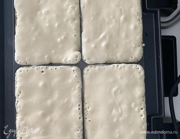 Готовое тесто отставить на 20 мин. Печем вафли в электрической вафельнице по 3–5 минут с каждой стороны.
