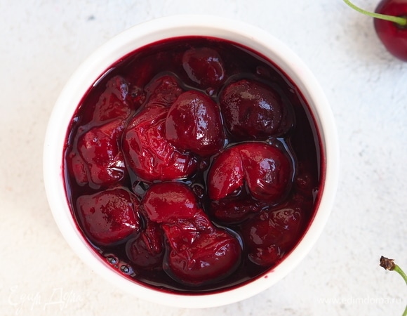 Для приготовления соуса необходимо из вишни удалить косточки. В сотейник с толстым дном переложить вишню и весь выделившийся сок (~40–50 мл), поставить на огонь ниже среднего и немного нагреть — до 40°C. Сахар смешать с пектином, всыпать дождиком в сотейник, довести массу до кипения, проварить на среднем огне 4–5 минут. Перелить соус в другую емкость, накрыть пленкой в контакт, охладить.