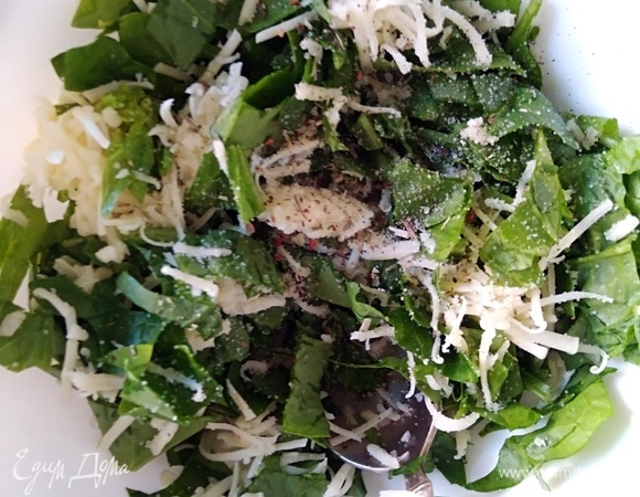 Приправить и посолить по вкусу. Если ваш сыр достаточно соленый, то можно вообще не солить.