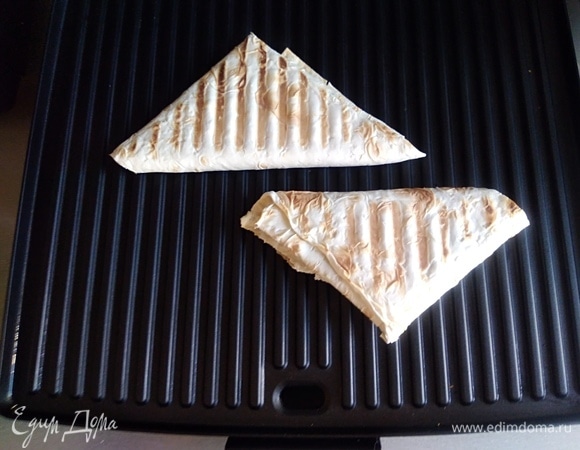 Пожарить на гриле 3 минуты на среднем огне. У меня это 3.