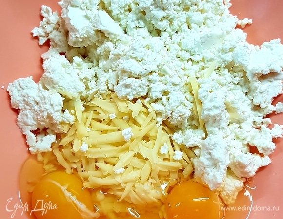 Сыр натереть на крупной терке. Смешать творог, сыр, яйца и соль до однородности.