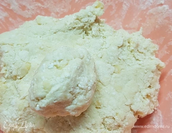 Постепенно добавляя муку, замесить однородно тесто.