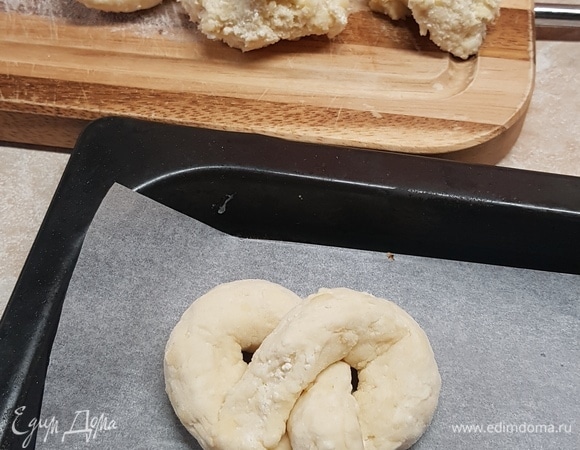 Разделить тесто на шарики, каждый из которых раскатать в жгутик и сформировать крендель.