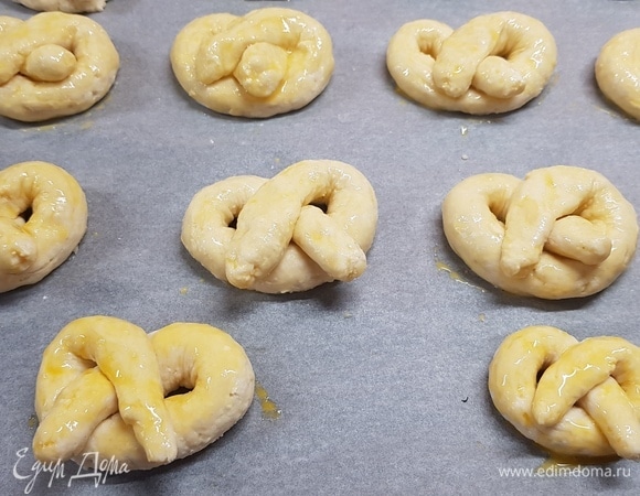 Смазать желтком. Выпекать 25 минут при температуре 200°C.