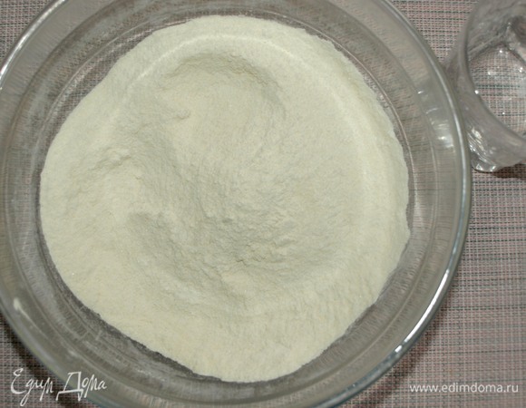 У меня стакан объемом 250 мл. В миске смешать 1 стакан муки, 1 стакан манной крупы, 1 стакан сахара, ванильный сахар, разрыхлитель и соль. Очень тщательно размешать все ингредиенты. Разделить смесь на три равные части.