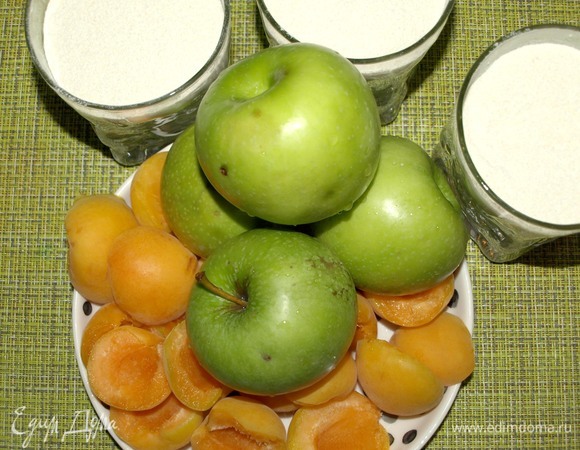 Яблоки натереть на крупной терке, у абрикосов удалить косточки и мелко нарезать.