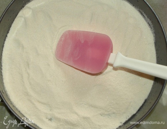 Я использовала форму диаметром 26 см. Дно формы застелить пекарской бумагой, смазать растительным маслом. Высыпаем на дно формы 1 часть смеси и равномерно распределяем.