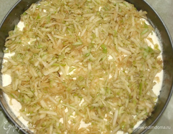 Выкладываем тертые яблоки на смесь. Не надо прижимать их, просто распределить по диаметру. Оставить немного яблок для следующего слоя.