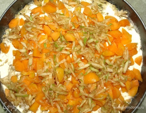 Высыпаем на яблоки вторую часть смеси и аккуратно распределяем. Выкладываем сверху абрикосы и оставшиеся яблоки.