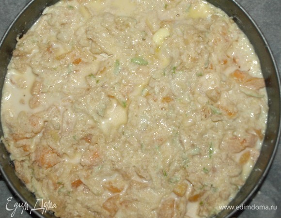 Равномерно выливаем стакан молока с маслом на пирог. Накалываем вилкой в нескольких местах, чтобы молоко пропитало все слои.