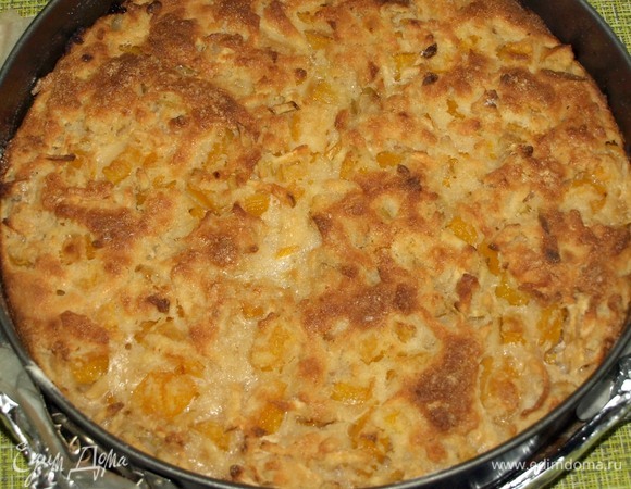 Отправляем пирог в заранее разогретую до 180ºС–190ºС духовку на 1 час (ориентируемся на свою духовку, может понадобиться больше или меньше времени). Достаем готовый пирог. Даем остыть. Перекладываем на блюдо, можно посыпать сахарной пудрой.