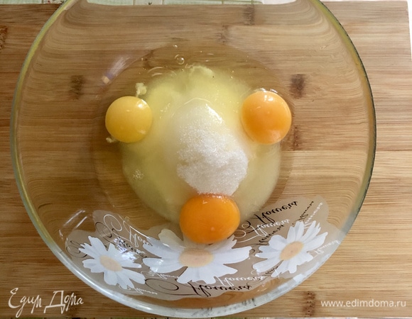 Взбить яйца с сахаром и ванильным сахаром. Масло растопить в микроволновке, остудить и добавить в яичную смесь.