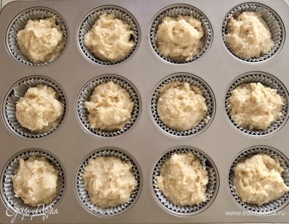 Разложить тесто по бумажным формам.