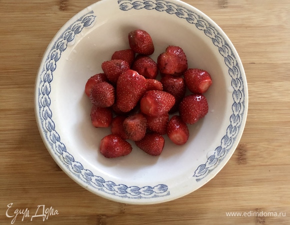 Клубнику вымыть, высушить и разрезать на четыре части.