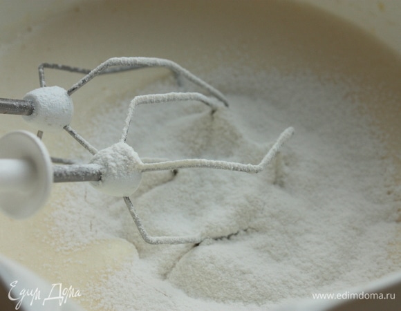 Просейте в смесь 3 ст. л. муки (важно брать ложки без горки) и щепотку соли.