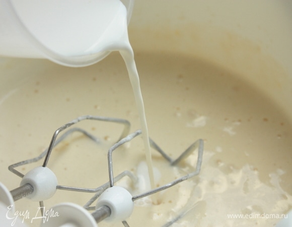 Влейте сливки и ванильный экстракт, все тщательно перемешайте.
