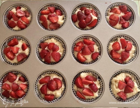 Выложить сверху на тесто кусочки клубники.