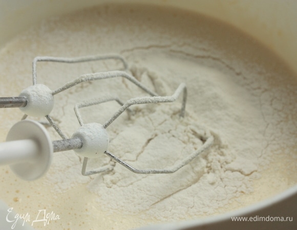 Просейте в тесто оставшуюся часть муки и дайте тесту немного отдохнуть (30–60 минут в холодильнике). Если вы планируете печь клафути на утро, поставьте тесто в холодильник, накрыв его пищевой пленкой в контакт.