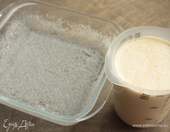 Перед выпеканием смажьте форму сливочным маслом и посыпьте сахаром. Излишки сахара стряхните. Разделите тесто на 3 части (я переливаю все тесто в мерный стакан для удобства). Вылейте в форму ⅓ теста и выпекайте 5–7 минут при 200°C, пока тесто не схватится (оно не должно зарумяниться, только схватиться).