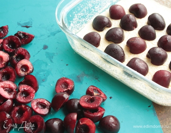 Пока основа готовится, удалите из черешни или вишни косточки. После этого достаньте форму из духовки и аккуратно выложите ягоды поверх слоя теста.