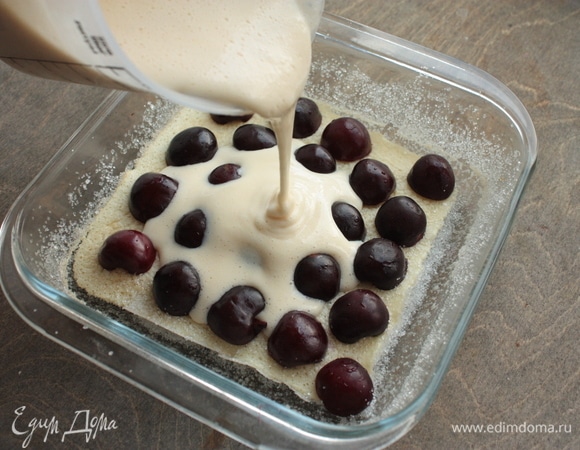 После чего аккуратно залейте ягоды оставшимся тестом и отправьте обратно в духовку — выпекаться до готовности уже при 180°C в течение 30–40 минут. Важно, чтобы клафути не подгорел и пропекся. Готовность проверяйте зубочисткой. Сильно высоким клафути лучше не делать — идеально, когда тесто чуть-чуть покрывает ягоды: при выпекании оно поднимается, а затем опадает. Если взять вишню, чернику или смородину, верхняя корочка получается более ломкой и сахарной :)