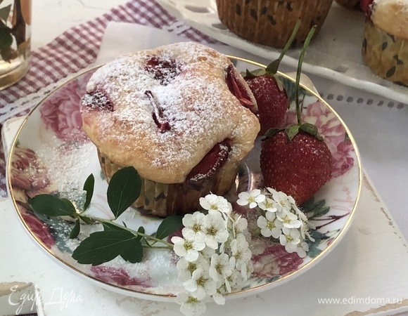 Украшаем сахарной пудрой и свежей клубникой.