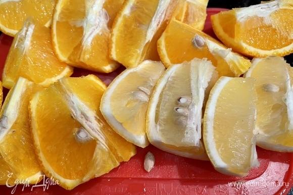 Лимоны и апельсины хорошо вымойте и нарежьте.