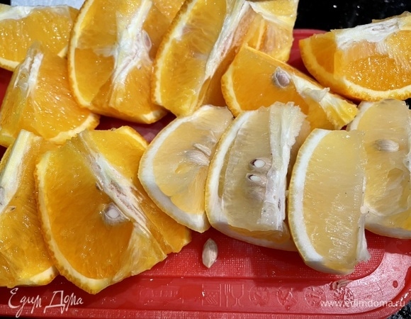 Лимоны и апельсины хорошо вымойте и нарежьте.